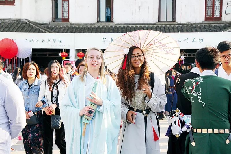 第六届中国西塘汉服文化周上的汉服表演。