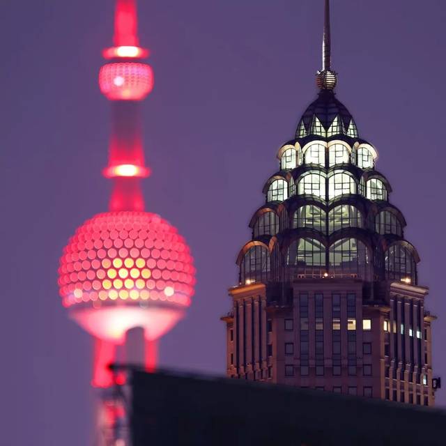 中国光明大楼和远处的东方明珠