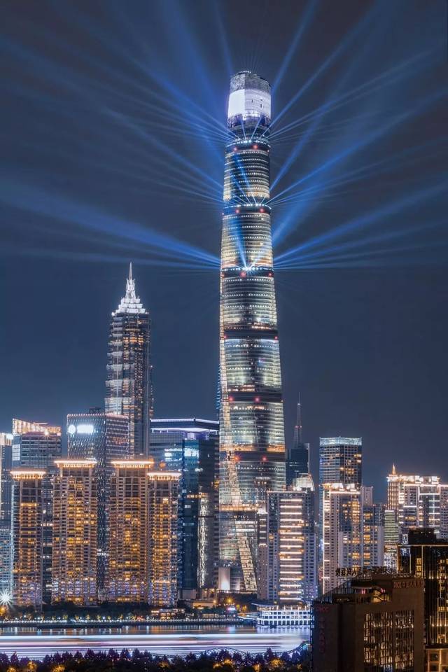 上海中心大厦目前为世界第二高楼