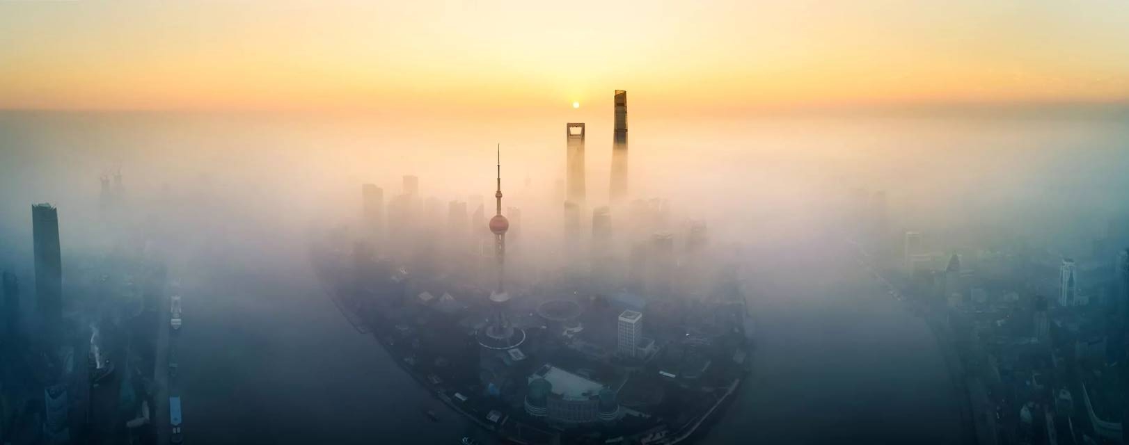 黎明的雾气下，上海城市充满了神秘色彩
