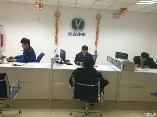 4s店的市场专员和服务顾问哪个岗位好